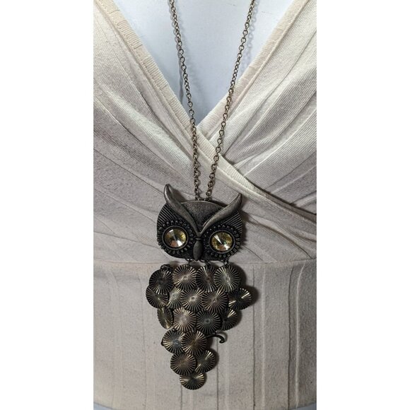 Quirky Y2K Own Pedant Necklace With Disc Fringe Feathers And Yellow Gem Eyes - Picture 2 of 10